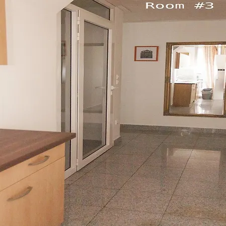 24\u002f2 Hostel