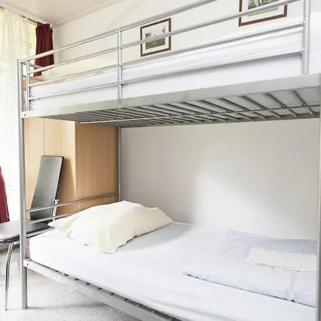 24\u002f2 Hostel *