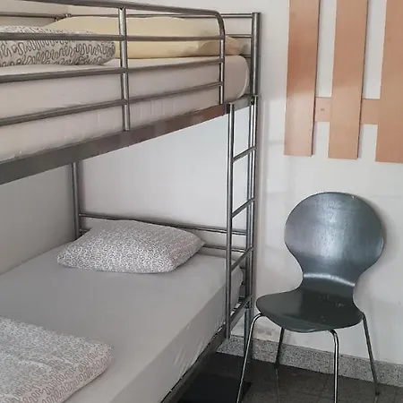 24\u002f2 Hostel